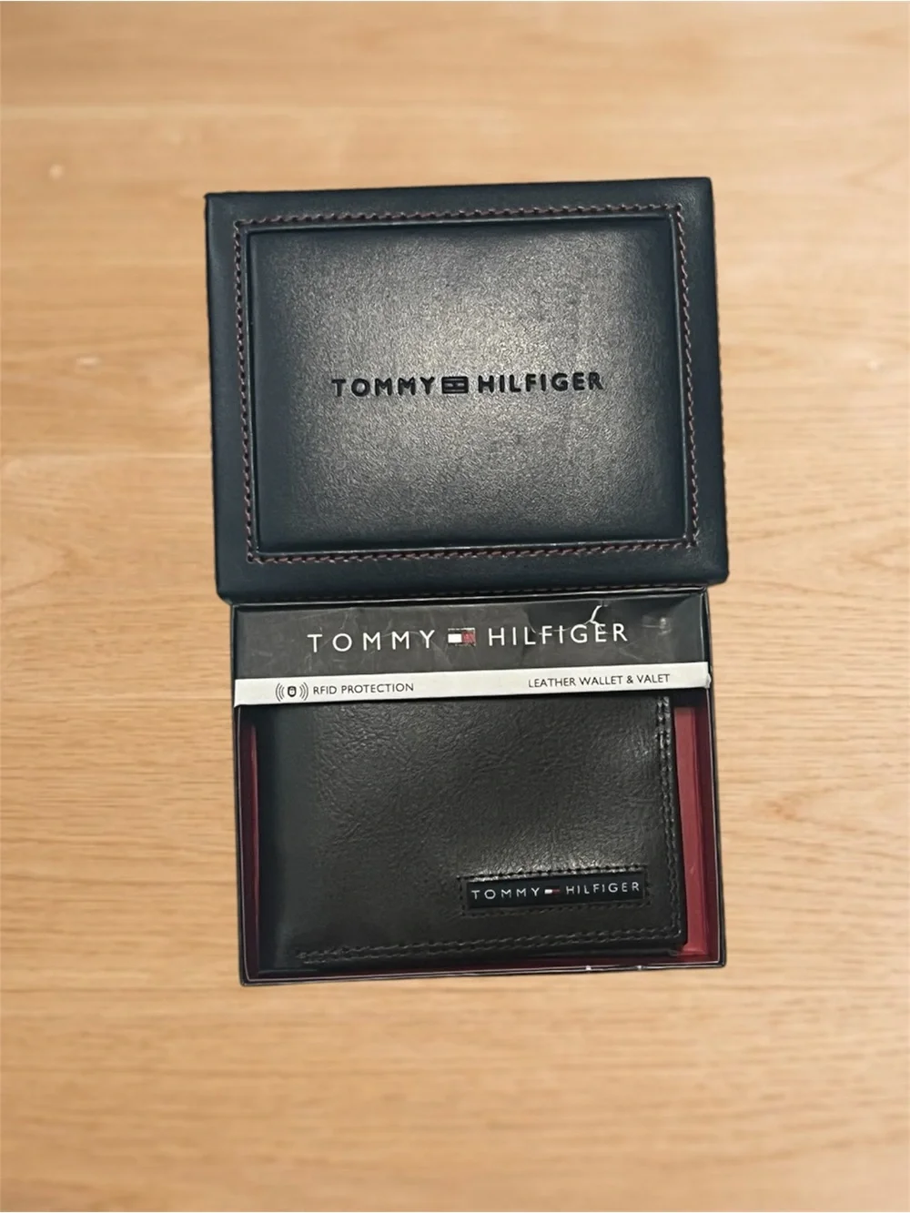 Tommy Hilfiger Men’s Brown Leather RFID Wallet